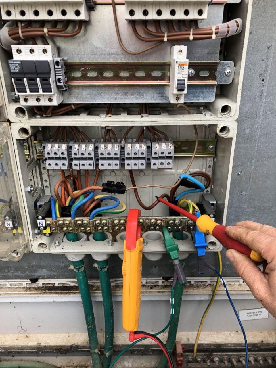 בדיקת לוח חשמל עם ציוד מקצועי